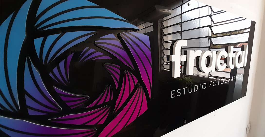 Cartelería en el estudio Fractal.