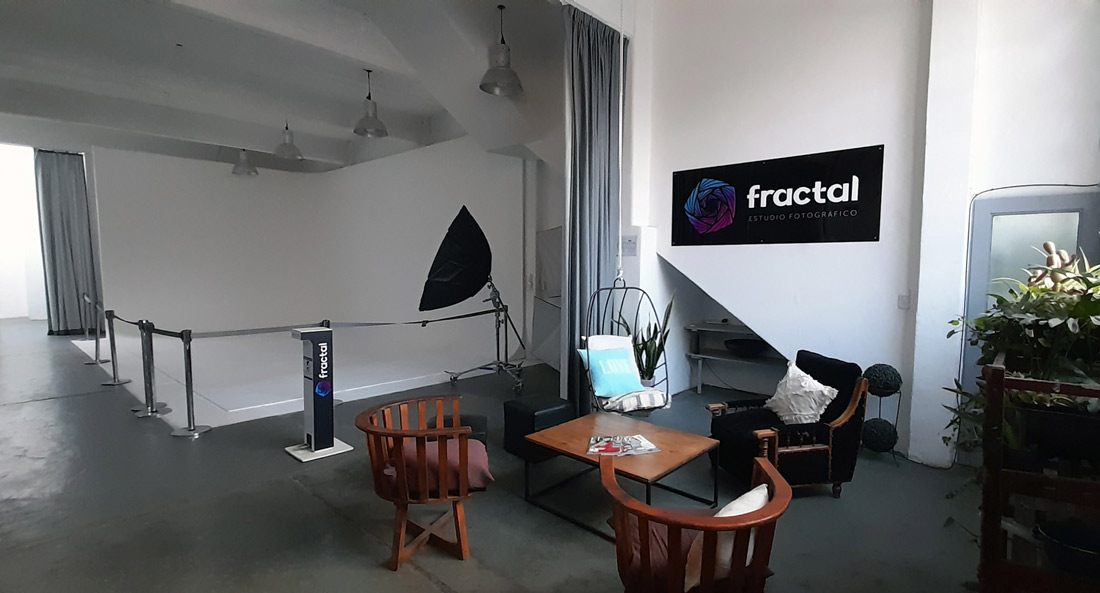 Cartelería en el estudio Fractal.