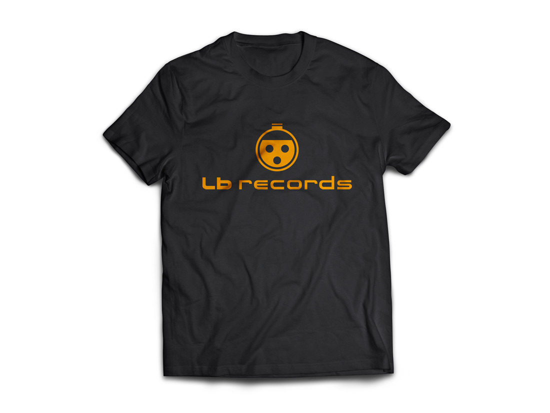 Remera con el logotipo y símbolo isotipo del Estudio Lb records.